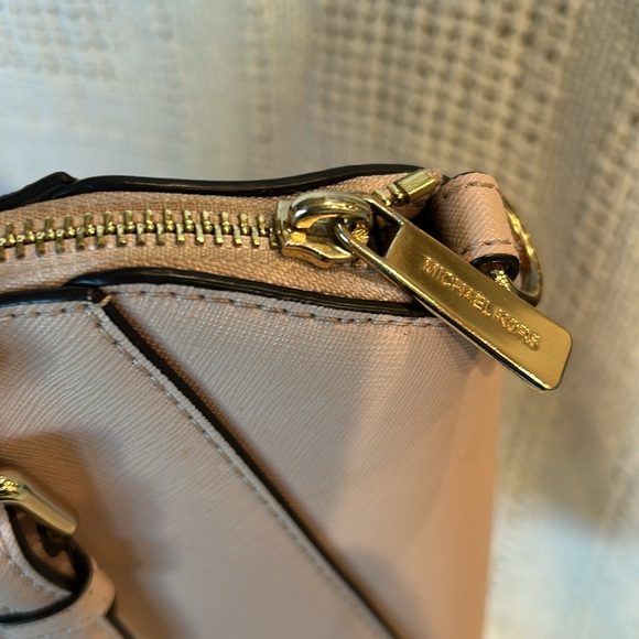 Auth Micheal Kors medium Shoulder Bag with removable and adjustable straps - Picture 4 of 11